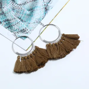 Böhmische große Creolen mit braunen Quasten, stilvolles Modeaccessoire für Damen.