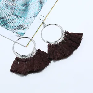 Böhmische große Kreis Ohrringe mit dunkelbraunen Stoffquasten für modische Accessoires.
