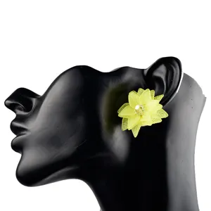 Gelbe Acryl Blumen Ohrringe fuer Damen, stilvolle Blueten Ohrstecker fuer den Alltag.
