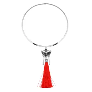 Silberne Metall-Choker-Halskette mit einem Vintage-Schmetterlingsanhänger und Quaste.