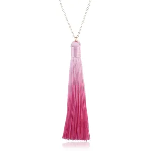Detailansicht einer stilvollen rosa Verlaufs-Quaste Halskette mit feiner Kette, modisch.