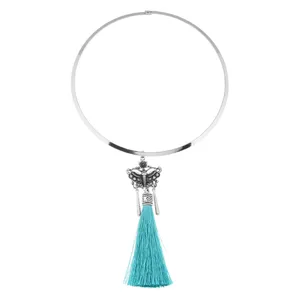 Exaggerierte Schmetterling Quaste Metall Choker Halskette mit Silberreif und Türkisanhänger.