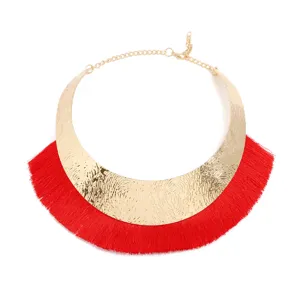 Goldene Metall-Statement-Halskette mit auffälligen roten Fransen für stilvolle Outfits.