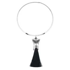 Detailaufnahme der stilvollen Metall-Choker-Halskette mit Schmetterlingsanhänger.