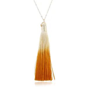 Detailansicht der eleganten Ombre-Verlauf Quaste Halskette mit filigraner Kette, Schmuck.