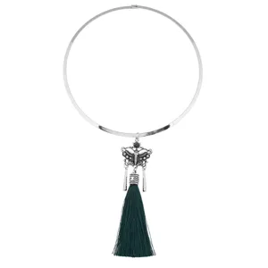 Übertriebene Metallhalskette mit Schmetterlingsanhänger und dunkelgrüner Quaste Damen.