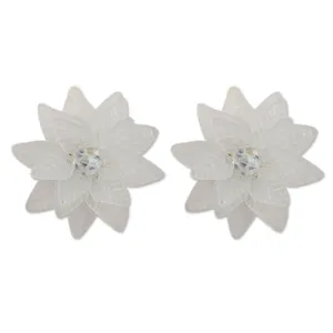Nahaufnahme von weißen Acryl-Lagenblumen-Ohrringen mit Kristallkern, elegante Mode.
