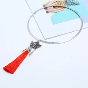 Silberne Metall-Choker-Halskette mit Vintage-Schmetterlingsanhänger und roter Quaste.