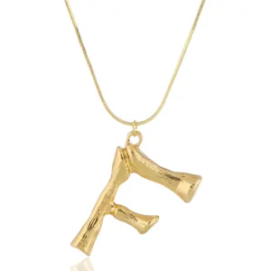 Goldene Buchstabe F Anhänger Halskette mit einzigartigem Bambus Textur Design Schmuck.