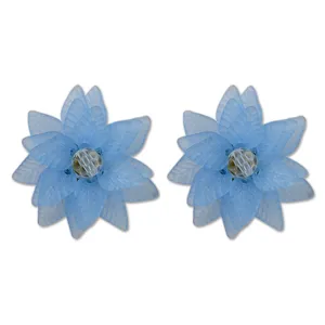 Detailansicht blaue Acryl Blumen Ohrstecker mit klarem Kristall Stein in der Mitte.