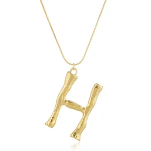 Goldene Buchstabe H Bambus Textur Anhänger Halskette Detailansicht, elegante Kette Schmuck.