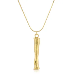 Goldfarbene Metallkette mit abstrakten Kunstanhänger Schlangenkette modischer Schmuck