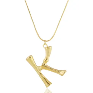 Goldfarbene K Buchstaben-Halskette mit strukturierter Anhänger und eleganter Schlangenkette.