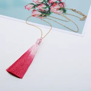 Lange Verlaufs-Quasten-Halskette mit Goldkette, elegantes Mode-Schmuck-Accessoire für Damen.