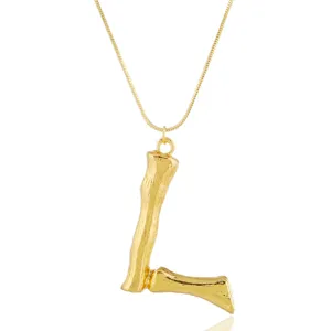 Modische goldene L Anhänger Halskette im Punk Stil mit Alphabet Design für Damen Alltag.