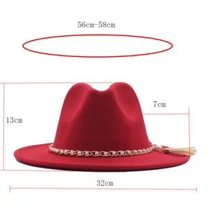 Detailansicht des roten Woll-Fedora-Hutes mit stilvoller Perlenkette und seitlicher Quaste.