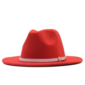Damen roter Wollfilzhut mit weißem Gürtel und goldener Schnalle, eleganter Herbsthut.