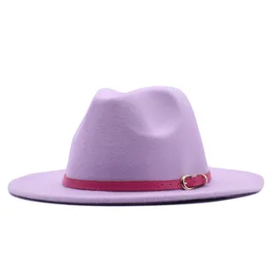 Lavendelfarbener Wollfilz Fedora Hut mit pinkem Gürtel und goldener Schnalle für Herbst und Winter.