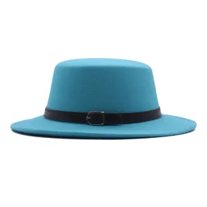 Blauer Wollfilz Flachtop Hut mit braunem Ledergürtel Detail, klassischer Jazzhut für Herbst Winter.