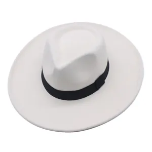 Detailansicht des weißen Fedora-Hutes mit schwarzem Ripsband, klassischer Vintage-Herrenhut.