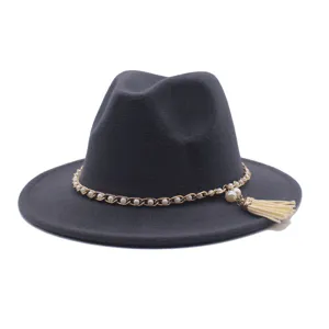 Detailansicht des dunkelgrauen Wollhutes mit Goldkette, Perlen und Quasten-Anhänger.