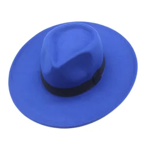 Blauer Filzhut mit breiter Krempe im Detail, eleganter Retro-Herrenhut fuer Damen und Herren.