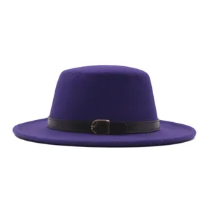 Detailansicht des eleganten lila Flachkopf-Filzhutes mit braunem Lederband und Schnalle.
