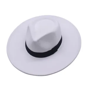 Nahaufnahme Detail des weißen Wollfilz-Fedora-Hutes mit schwarzem Band elegant vintage Stil.