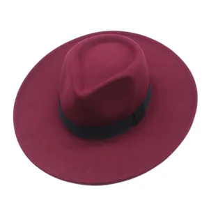 Detailansicht des bordeauxroten Wollfilz-Hutes mit breiter Krempe und elegantem schwarzen Band.