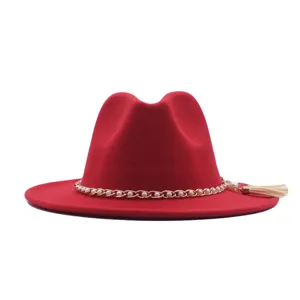 Roter Wollfilz-Fedora-Hut mit eleganter Perlenkette und stilvollem Quasten-Breitrandhut