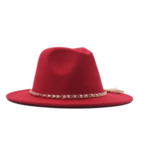 Detailansicht des roten Filzhutes mit edler Goldkette und feiner Perlenverzierung.
