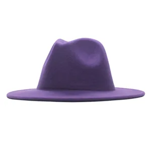 Detailansicht der eleganten lila Woll-Fedora mit weicher Textur und breitem Rand für Damen.