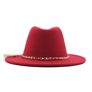 Roter Wollfilzhut Fedora mit goldener Kette Perlen und Quaste für Damen Herbst Winter Mode.