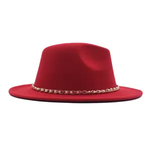 Stilvoller roter Woll-Fedora-Hut mit eleganter Perlen- und Goldkette für Herbst und Winter.