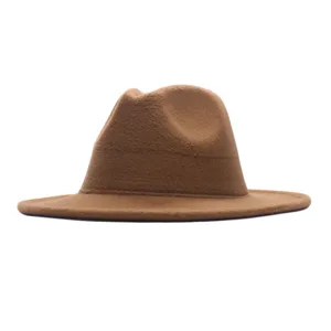 Klassischer brauner Woll-Fedora-Hut mit breiter Krempe, elegant und stilvoll im Winter.