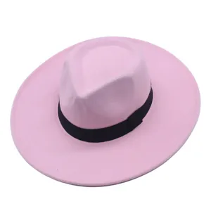 Rosa Filzhut mit breiter Krempe und schwarzem Band, klassischer Vintage-Stil für Damen.