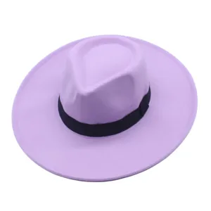 Detailansicht des eleganten violetten Fedora-Huts mit breiter Krempe und schwarzem Band.
