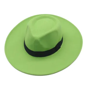 Klassischer grüner Wollfilz-Fedora-Hut mit breiter Krempe, Detailansicht im Retrostil.