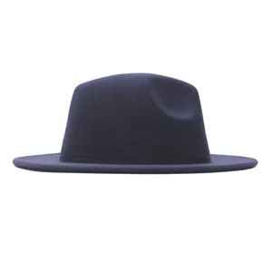 Nahaufnahme des dunkelblauen Woll-Fedora-Hutes zeigt Struktur und Krempenstil sehr deutlich.