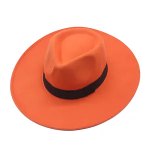 Oranger Fedora Hut mit breiter Krempe und schwarzem Band, klassischer Retro Wollfilzhut.