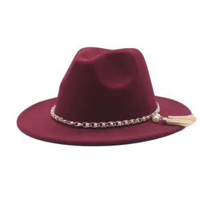 Modischer Damen Wollfilz Fedora Hut mit breiter Krempe, eleganter Perlenkette und Quaste.