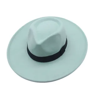 Detaillierte Nahaufnahme des eleganten minzgrünen Fedora-Hutes mit klassischem schwarzen Band.