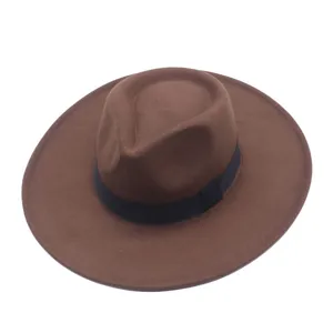 Detailansicht des braunen Woll-Fedora-Hutes mit breiter Krempe und klassischem schwarzem Band.