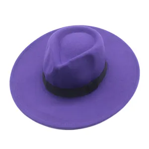 Detailansicht eines violetten Schlapphutes mit schwarzem Band, Vintage Wollfilzhut.