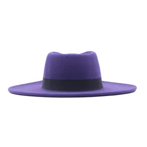 Nahaufnahme des violetten Woll-Filzhutes mit breiter Krempe und klassischem schwarzen Band.