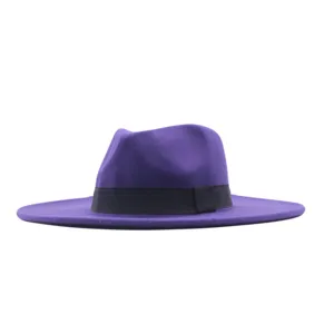 Stilisierter purpurner Wollfilzhut mit breiter Krempe und schwarzem Band fuer elegante Retrolooks.