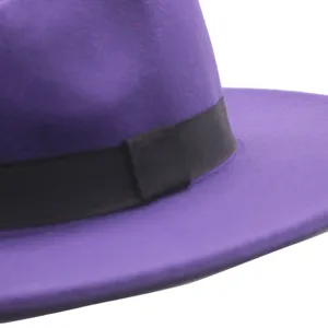 Lila Wollfilz Fedora Hut Detailansicht mit elegantem schwarzem Band und weicher Textur.