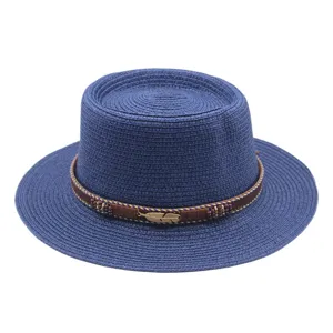 Blauer Strohhut mit flachem Kopf, braunem geflochtenem Band und goldener Feder für den Strand.