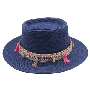 Blauer flacher Strohhut mit BOHO-Band, Quasten und Muschelanhängern für Strand und Urlaub.