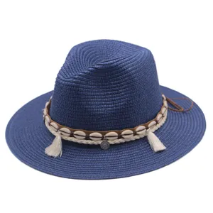 Sommer blauer Strohhut Fedora Sonnenhut mit Boho Muscheln Lederband und Quasten Verzierung.